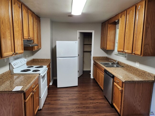 Building Photo - 215 Palomino Ln