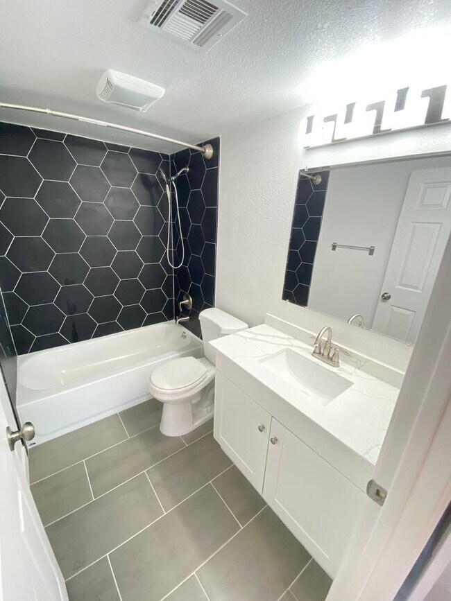 Foto del edificio - Delightful 2BED/2BATH Condo tucked away in a picturesque Henderson community!