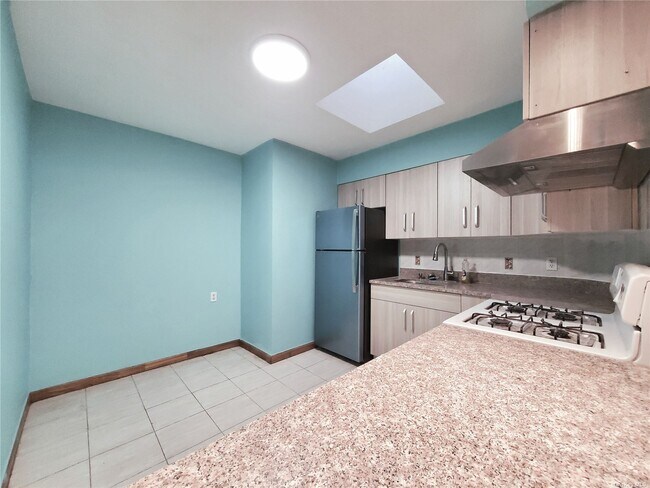 Foto del edificio - 2274 E 14th St