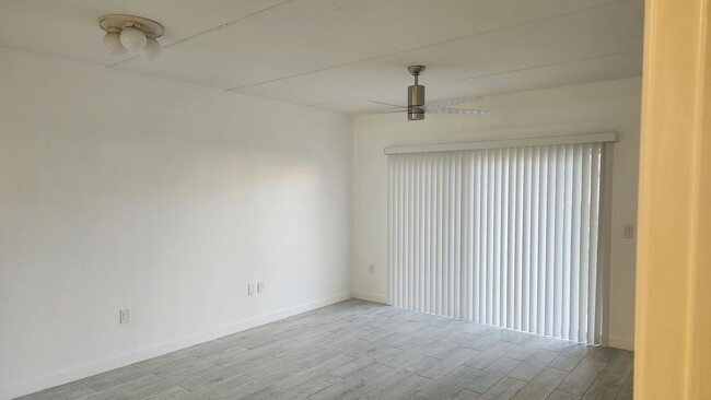 Building Photo - 3 bedroom 2 bath condo