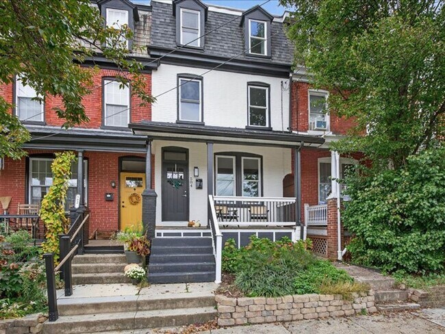 Building Photo - Gorgeous 4 Bedroom 2.5 Bathroom Available ...