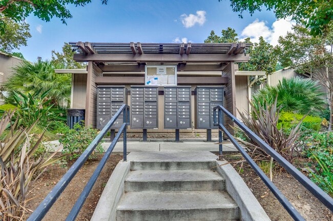 Building Photo - 2 bed 2 bath condo