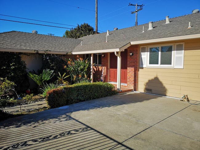 Building Photo - 3843 Sullivan Dr