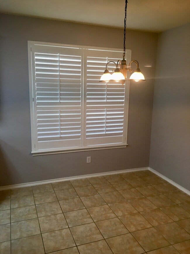 Dining area near kitchen - 24307 Alamosa Falls