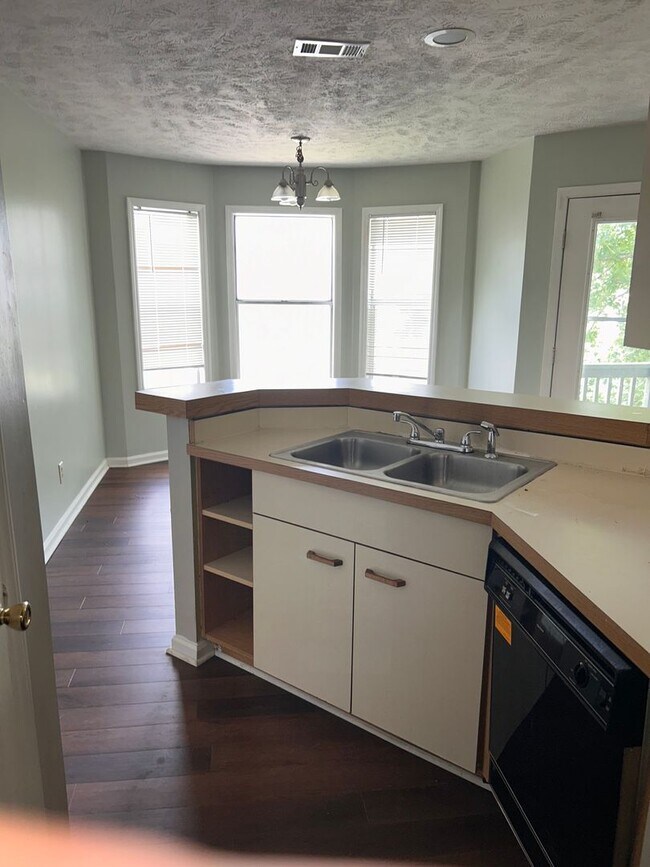 Foto del edificio - 6804 Willowbrook Dr
