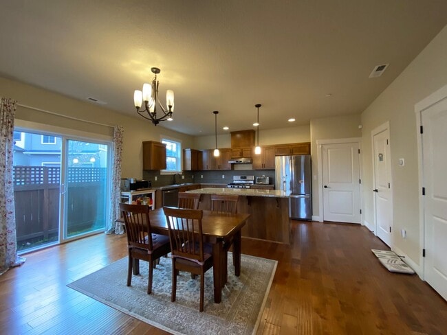 Building Photo - 4 Bedroom Home in Wilsonville Villebois Ne...