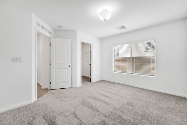 Building Photo - Modern Southwest Retreat with Flexible Living Spaces!