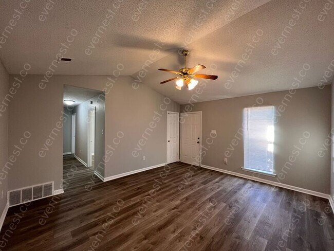 Foto del edificio - 9070 Kirkwood Ln