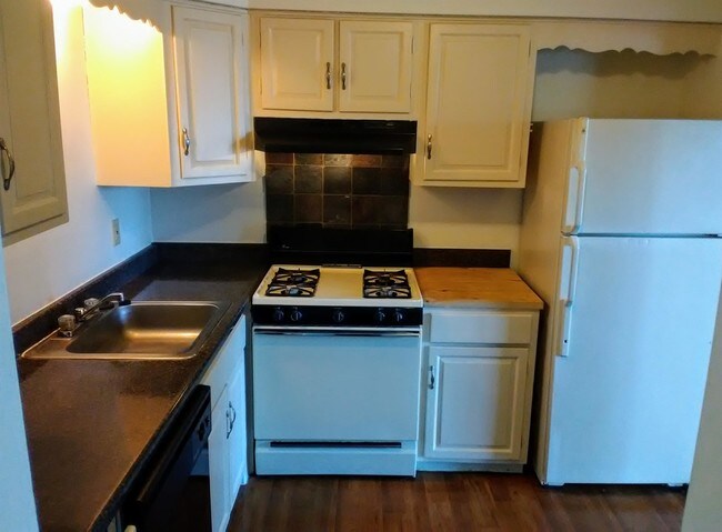 Foto del edificio - 23700 W Warren Ave