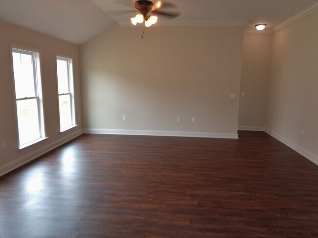 Foto del edificio - Spacious 4BR Home with Open Split Floor Plan, Granite Kitchen & Fenced Yard