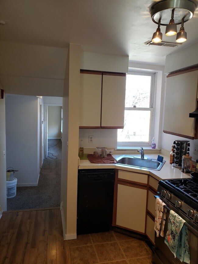 kitchen - 2059 Fitzwater St