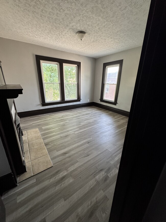 Building Photo - 333 E 18th Ave