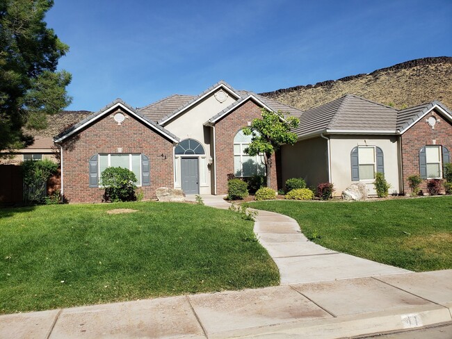Building Photo - Beautiful 4 bed 2 bath home with 3 car gar...