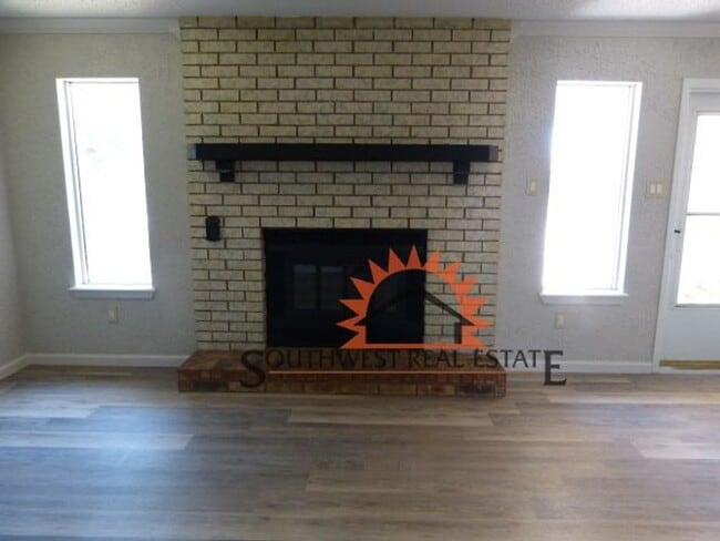 Building Photo - Nicely updated brick home.