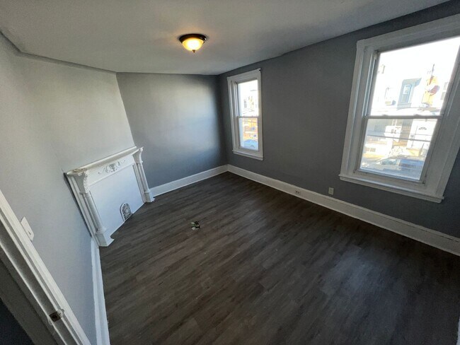 Building Photo - New Renovated 3 Bedroom w/ Laundry Machine...
