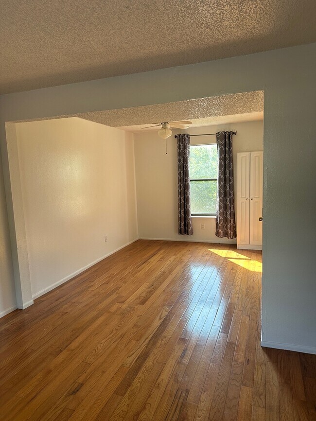 Foto del edificio - 2512 Elmwood Pkwy