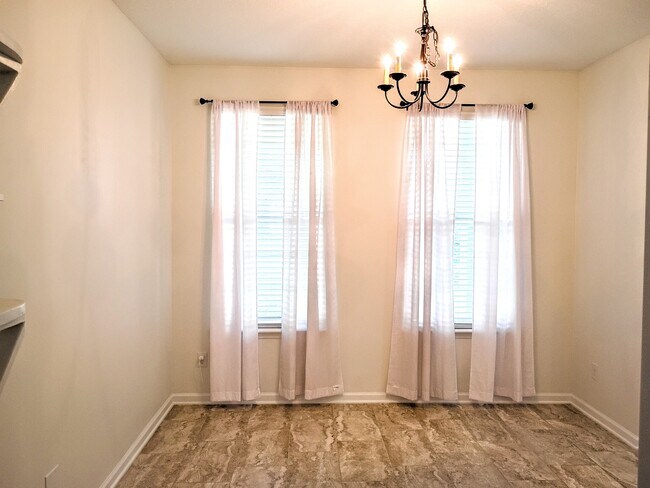 Foto del edificio - 112 Goldenrod Lake Dr