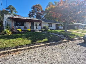 Building Photo - 1218 Greenwood Dr