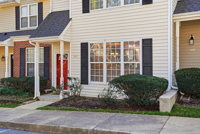 Foto del edificio - AVAILABLE NOW – Beautiful 3 Bed / 2.5 Bath Townhome in Prime North Raleigh Location