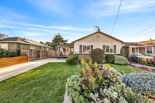 Foto del edificio - 2448 Pioneer Ave