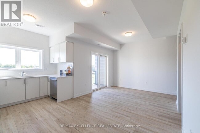 Building Photo - 940 St David St N