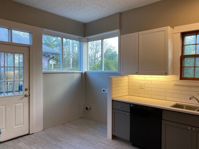 Foto del edificio - 1756 Thompson Ave