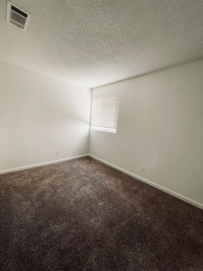 Building Photo - 3 Bedroom 2 Bath Home with new carpet & fr...