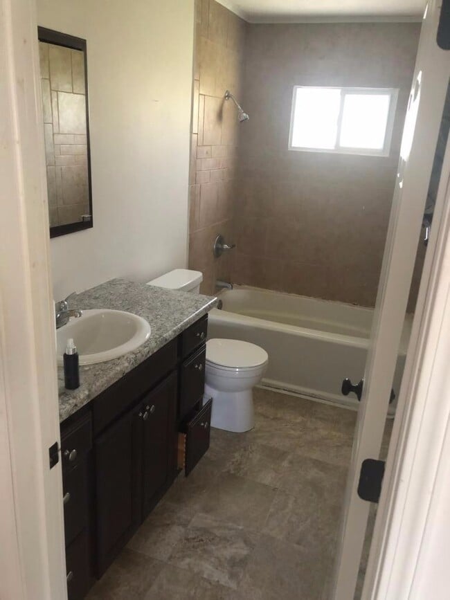 Building Photo - 3 Bedroom, 2 Bath Single Family Home in Cl...