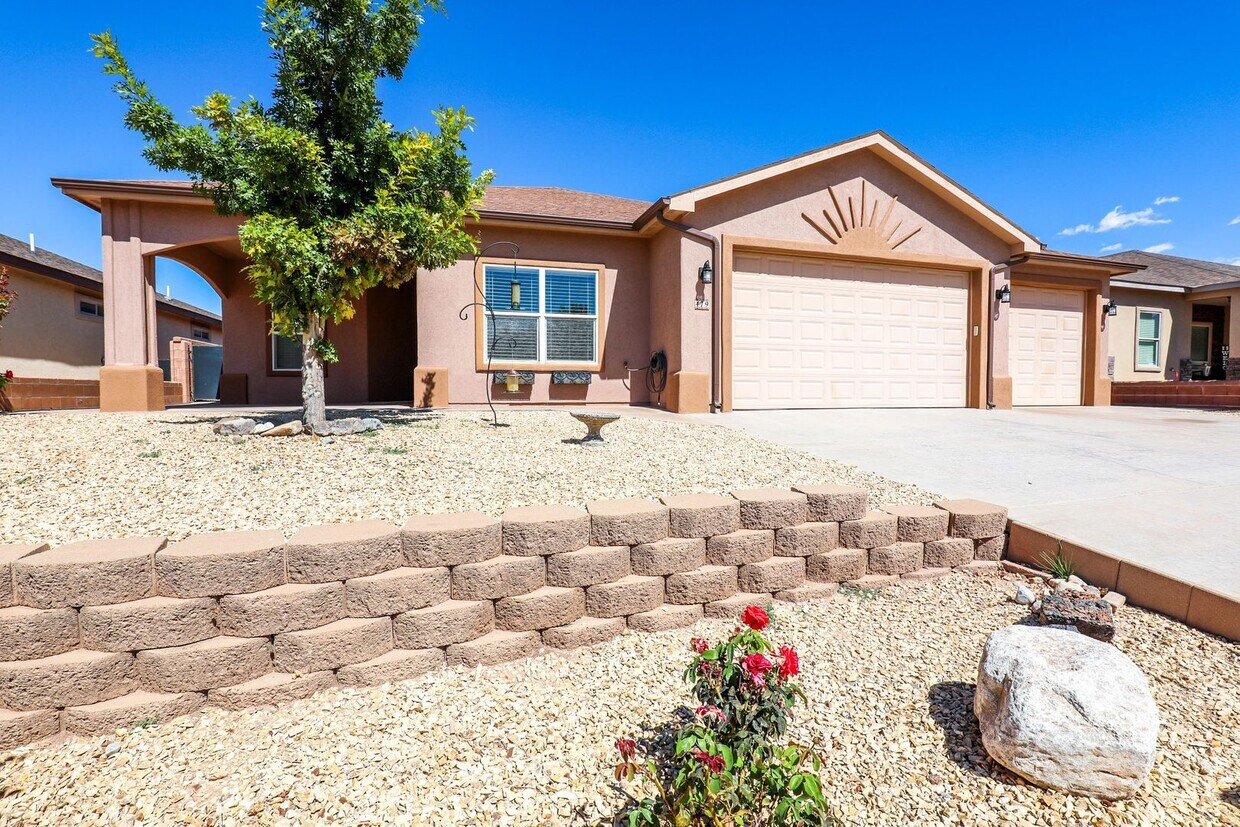 Building Photo - Beautiful 4 bedroom 2 bathroom