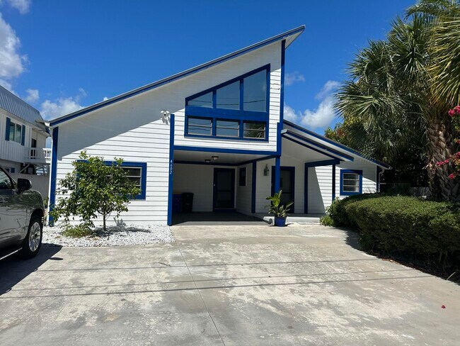 Building Photo - 4602 SE Boatyard Dr