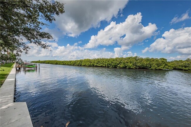 Building Photo - 8801 Bay Pointe Dr