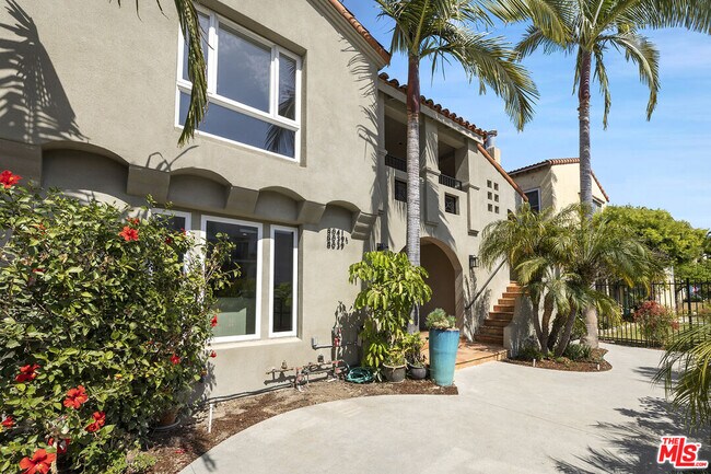 Foto del edificio - 8125 1/2 Blackburn Ave