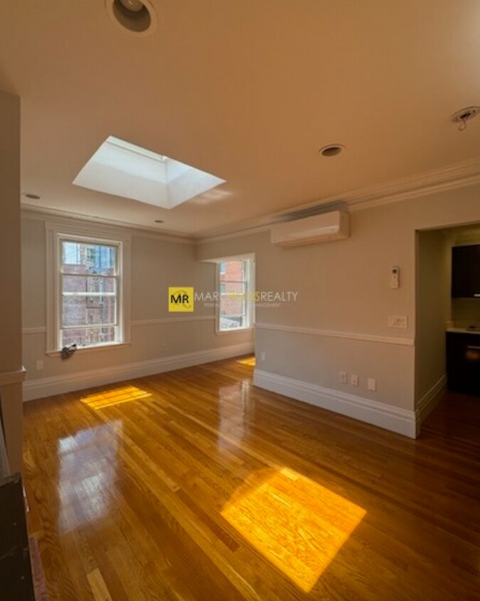 Primary Photo - 256 Newbury St