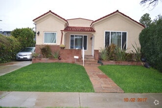 Building Photo - 2545 Carmona Ave