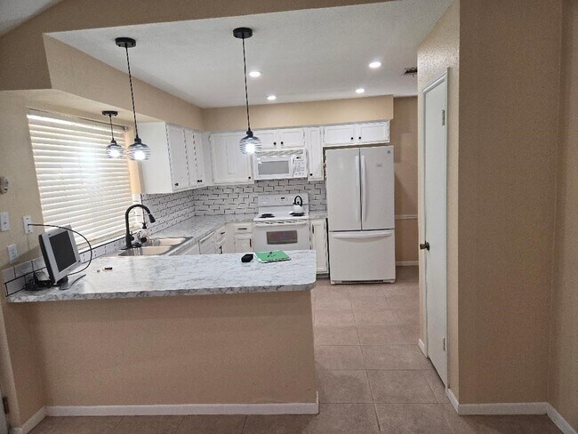 Foto del edificio - 7911 Southmeadow Dr