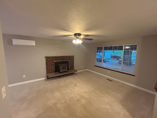 Building Photo - 5 bed, 2 bath Covington Home w/2-car garag...