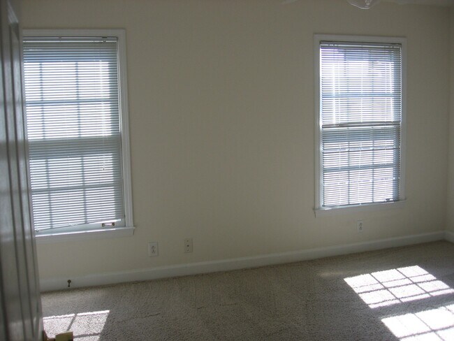 Foto del edificio - 233 Fairmont Ct