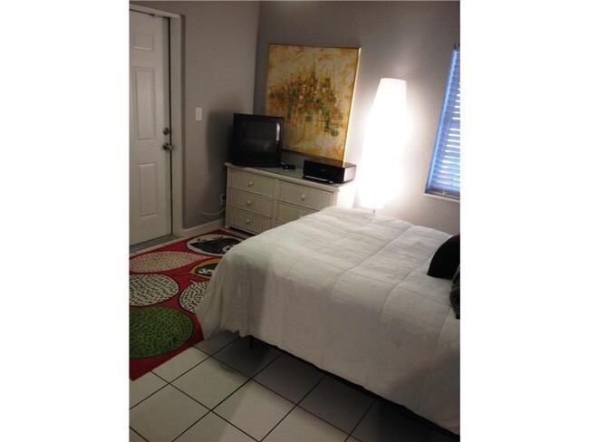 Building Photo - Newly Renovated 2/1 with Private Patio and...
