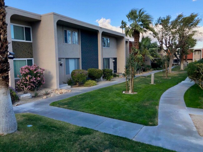 Foto del edificio - 2230 N Indian Canyon Dr