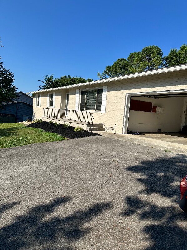 Foto principal - 1221 Southbreeze Cir