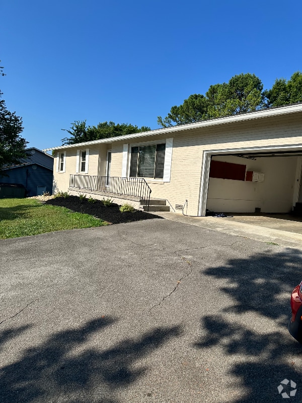 Building Photo - 1221 Southbreeze Cir