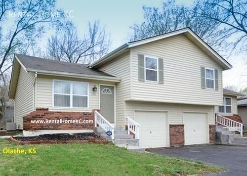 Primary Photo - 3-bed / 1-bath split-level duplex w/fenced...
