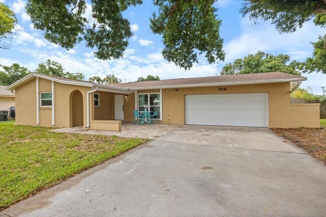 Building Photo - 818 Plum Tree Ln