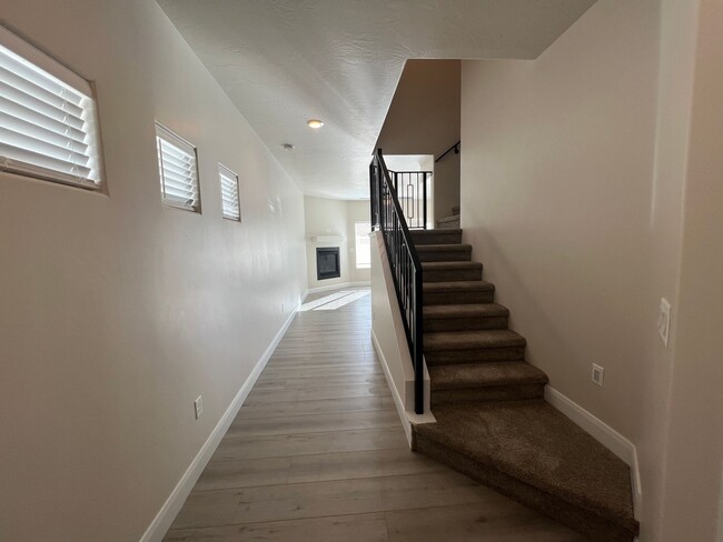 Building Photo - 3 Bed - 2.5 Bath, Large Townhouse - 2 Car ...