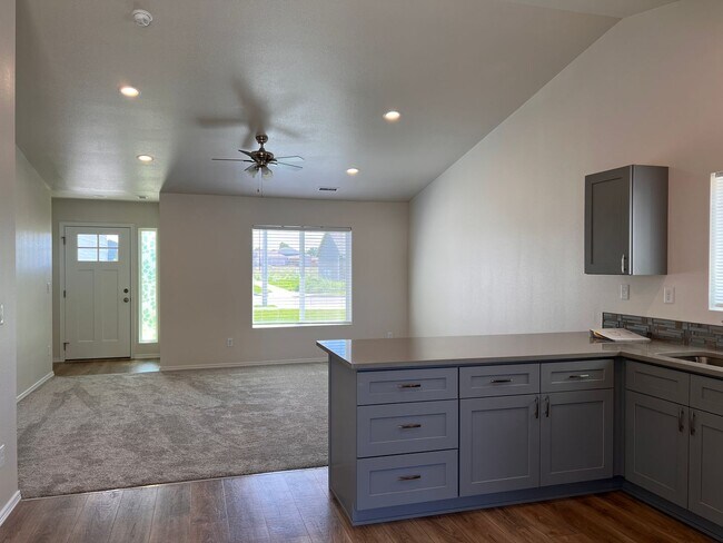 Foto del edificio - Newer Construction Home!!