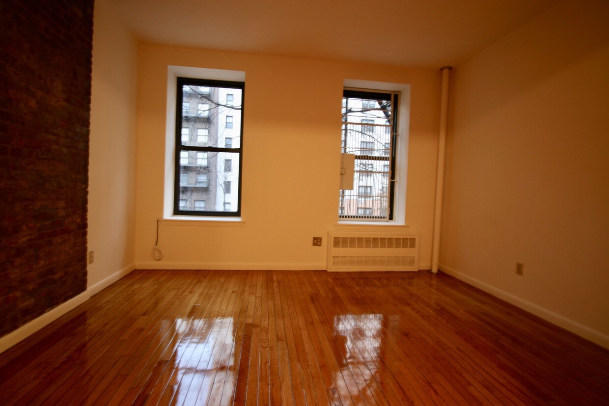 Building Photo - 326 E 34th St