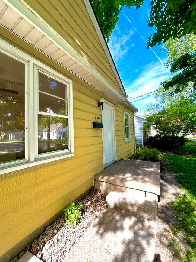 Building Photo - 1000 Kern St
