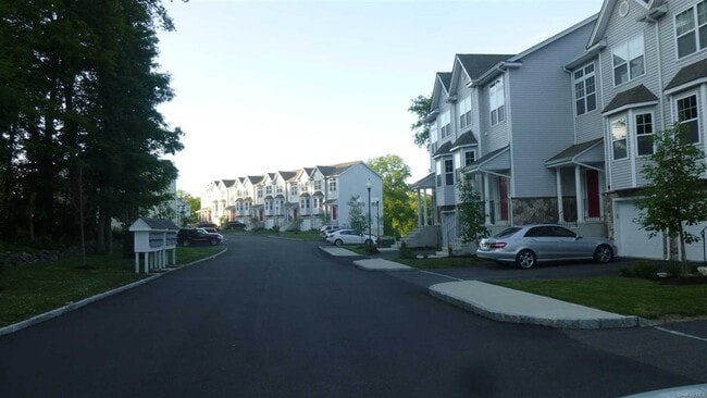Building Photo - 4 Berry Ln