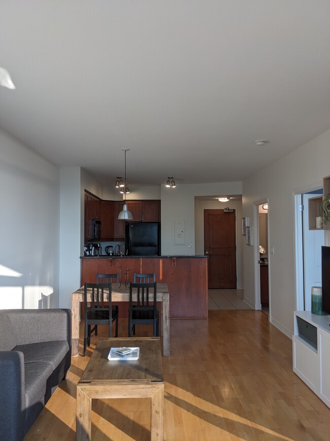 Building Photo - 570 Laurier Av W
