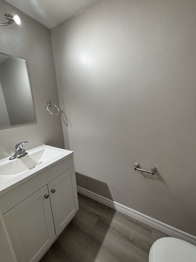 Photo du bâtiment - 716 Indian Rd N